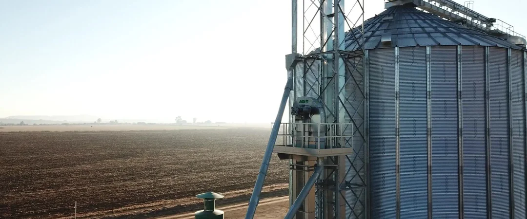 AGI-Silos neben Ackerflächen im Morgenlicht