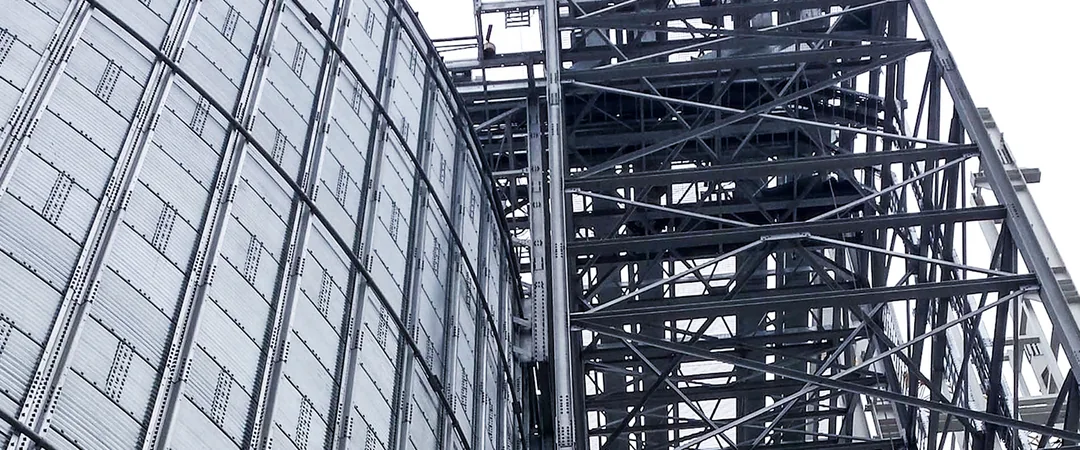 Turn de acces AGI cu scări și platforme metalice