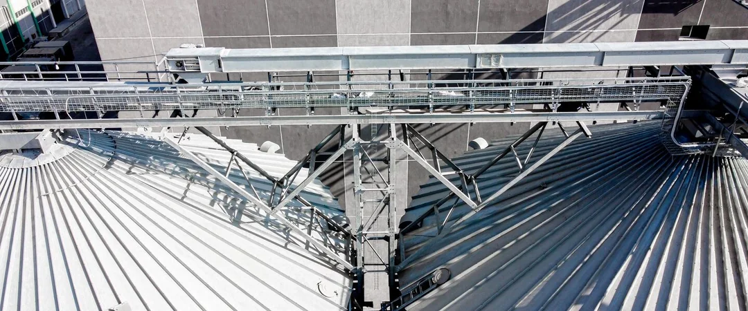 Über den Silos integrierte AGI-Förderanlagen