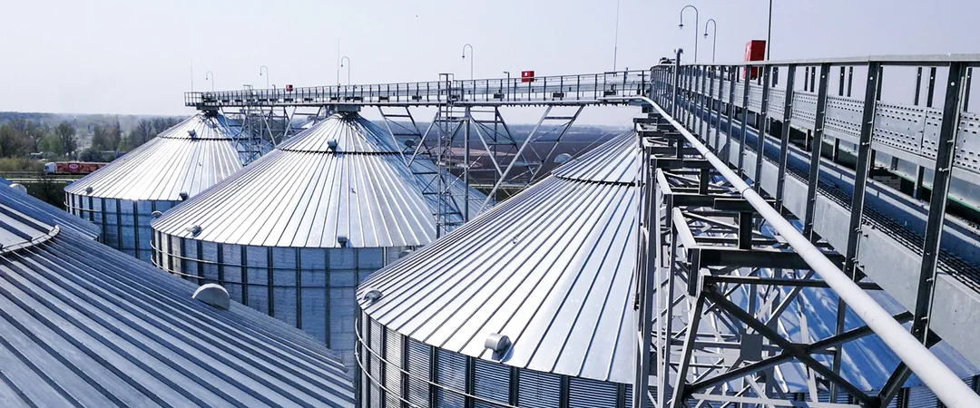 AGI-Laufstege und Stahlkonstruktionen über den Silos